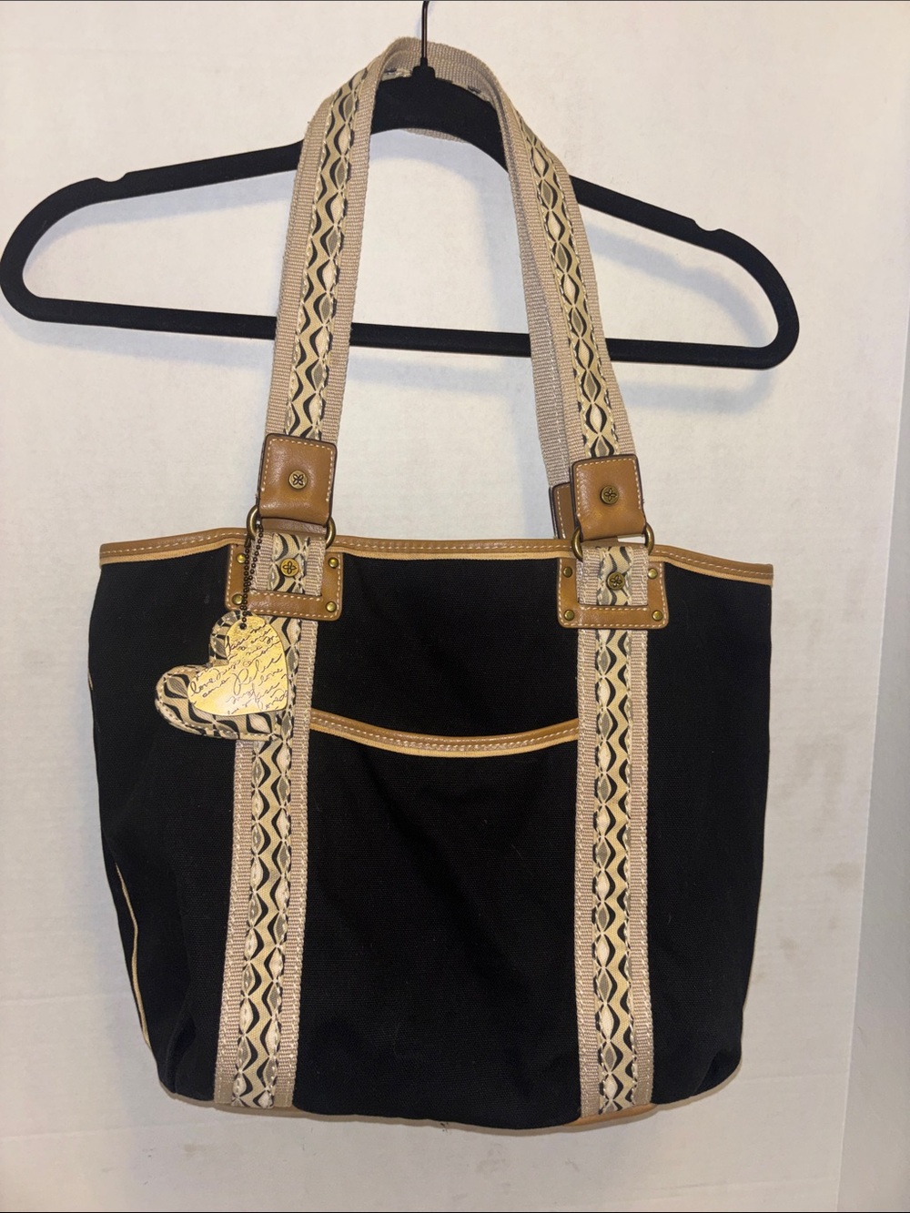 RELIC BRAND…BLACK AND TAN CANVAS TOTE WITH HEART KEYCHAINS SLIP POCKET OUTSIDE